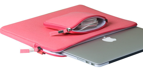 注文のネオプレンのMacbookのための耐震性のラップトップの袖のピンク色15インチ