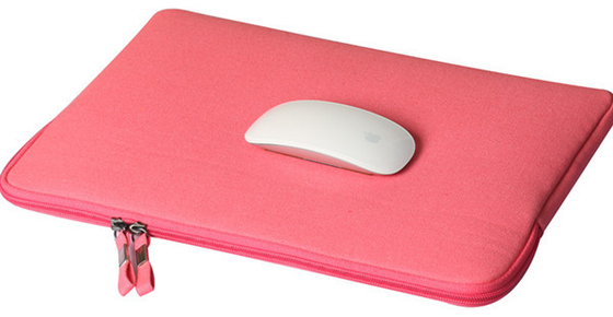 注文のネオプレンのMacbookのための耐震性のラップトップの袖のピンク色15インチ