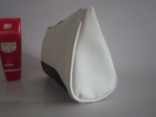置かれるジッパーの化粧品袋は女性のための旅行構造袋を防水します
